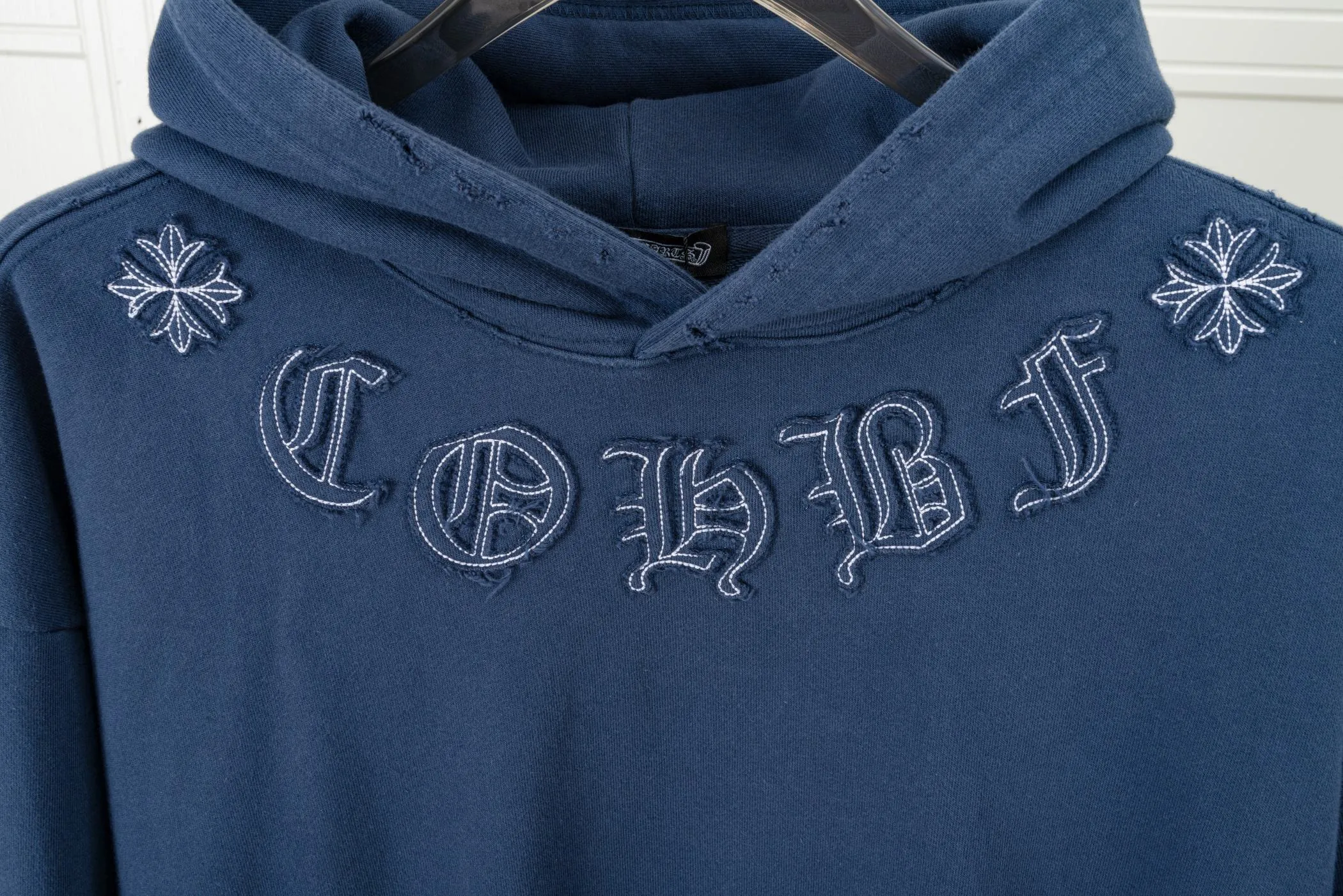 P320 𝗖𝗵𝗿𝗼𝗺𝗲 𝗛𝗲𝗮𝗿𝘁𝘀/Cro Heart 2025 Cross Patch Embroidery Summer New Original Single Counter American Acid Washed Distressed Laser Burnt Patch Embroidery Couple Casual Hooded Sweatshirt Customized fabric 440g tripe terry fabric! American acid-washed and distressed original fabric laser burnt ✟appliqué embroidery and exquisite embroidery of letters! The best-selling model at the counter. It is very comfortable to wear. It is low-key yet luxurious. It is very classy when worn. The large size and tailoring are needless to say. The upper body is exquisite and vivid. 👍High-end first-class materials. A truly palace-level product. The cotton from Turkey is of outstanding quality. After heavy washing, the clothes are very soft! Not picky, the upper body is absolutely stylish and extremely luxurious. Auxiliary materials: The original model has been authenticated and labeled ➕100% silk washed with water label. Genuine purchase-grade original hangtag➕matching hanging rope➕3D hanging beads➕original packaging bag. Craftsmanship: The original version has consistent wiring! The highest version of the armhole matching technique! Countless times of pattern making to 100% restore the original appearance! The correct version is the same for men and women, super eye-catching, super good-looking, and super atmospheric! Color: white, washed black, washed blue Size: XS-L